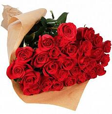 Букет из 25 красных роз в Крафт бумаге