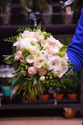 Букет невесты с белыми ранункулюсами, пионовидной кустовой розой и фрезией