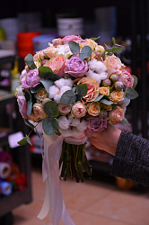 Букет невесты из роз Мисти Баблз и кустовых роз с эвкалиптом