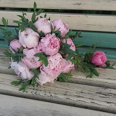 Свадебный букет из розовых пионов