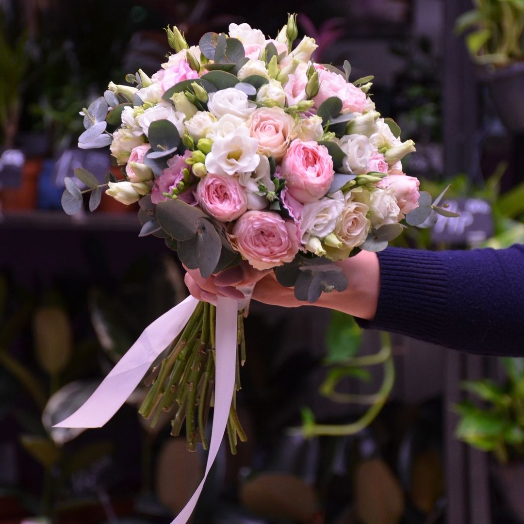 картинка Свадебный букет роз и эустом с эвкалиптом от магазина daflor