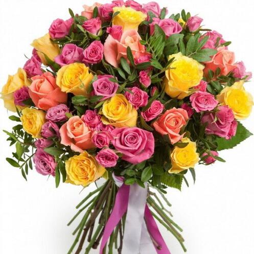 картинка Букет из роз и кустовых роз с зеленью с атласной лентой от магазина daflor