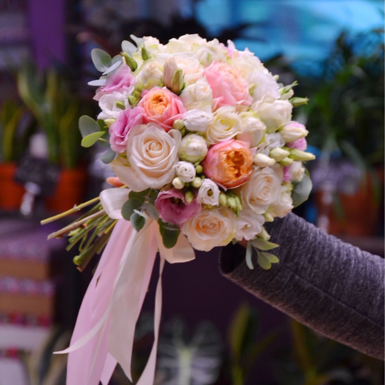 картинка Свадебный букет из роз Виндела и Вувузела, эустом и эвкалипта от магазина daflor