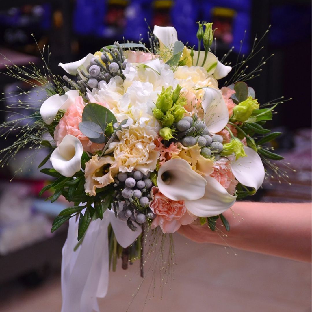 картинка Букет невесты из белой каллы, гвоздики и брунии от магазина daflor