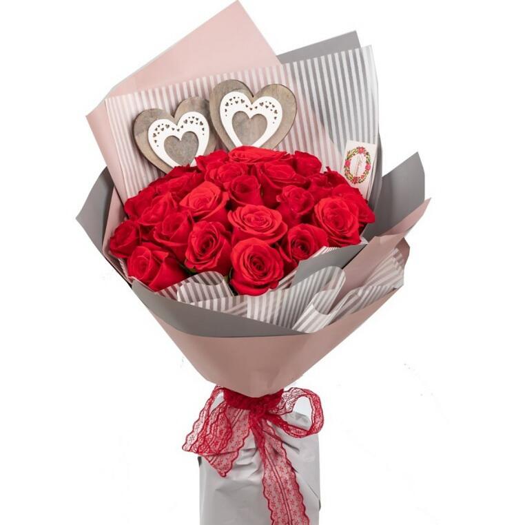 картинка Букет из красных роз Фридом в крафт бумаге от магазина daflor