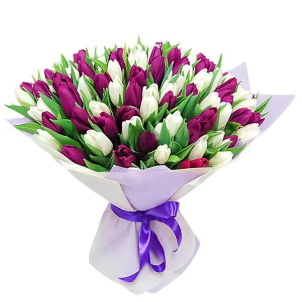картинка Букет из тюльпанов "Белые и фиолетовые в крафт бумаге" от магазина daflor