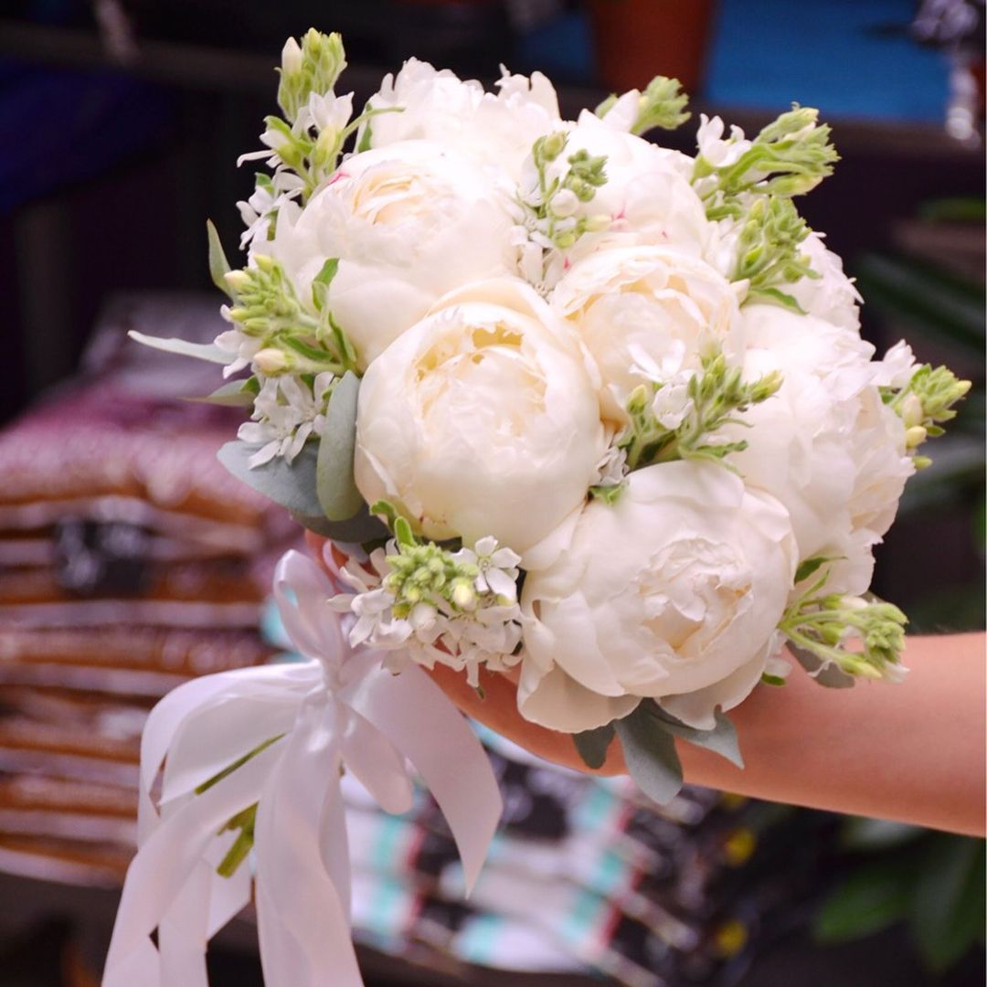 картинка Букет невесты из белых пионов с эвкалиптом от магазина daflor