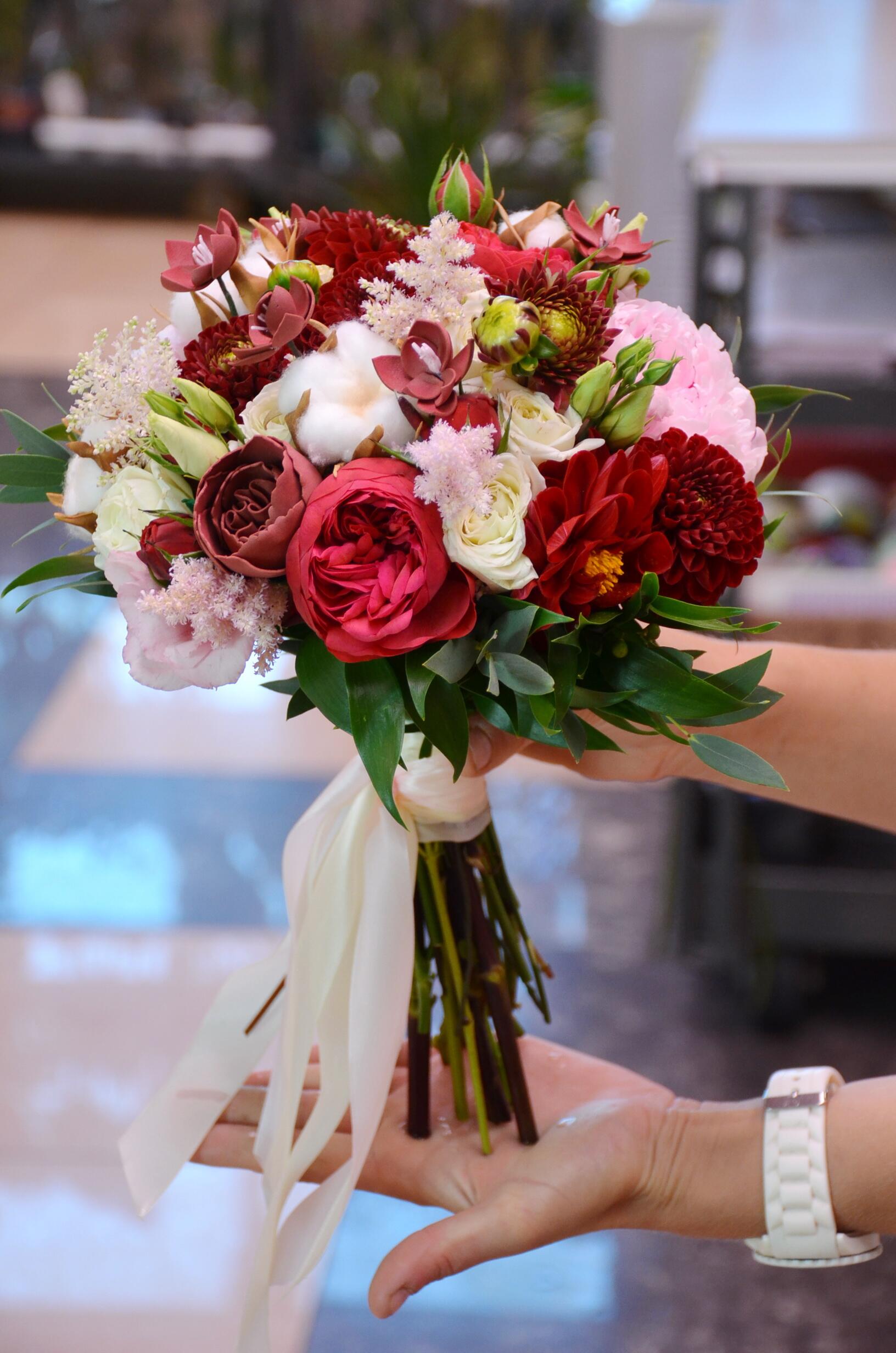 картинка Букет невесты из пионовидных роз Ред Пиано и белых кустовых роз от магазина daflor