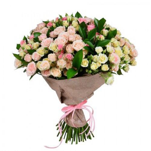 картинка Букет кустовых роз с зеленью от магазина daflor