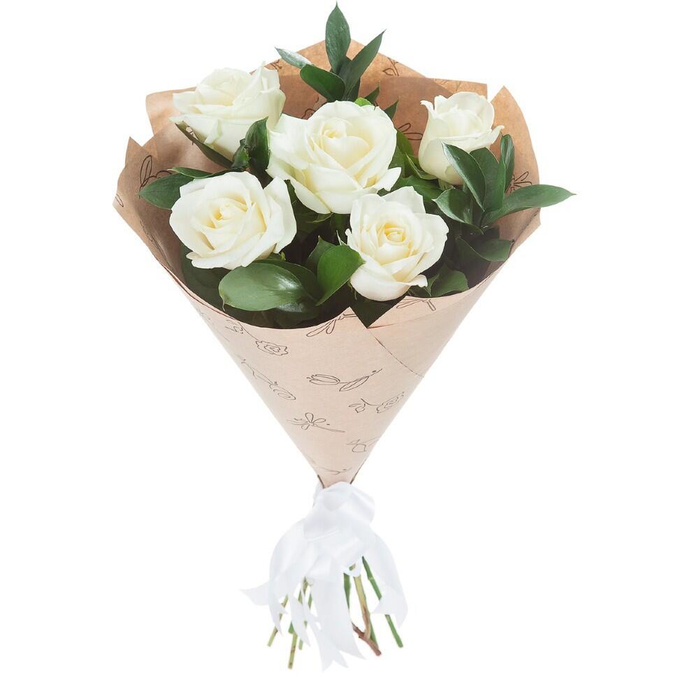 картинка Букет из белых роз с рускусом от магазина daflor