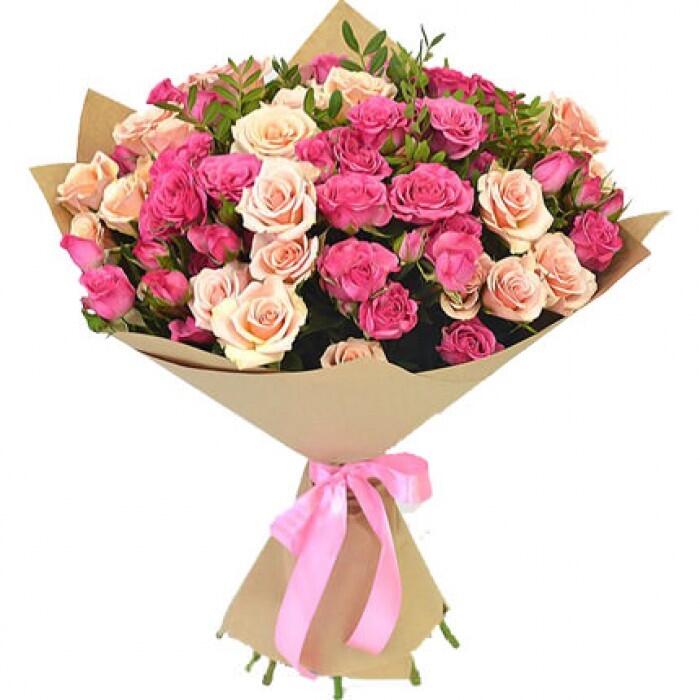 картинка Букет из кремовых и розовых кустовых роз с зеленью в крафт бумаге от магазина daflor