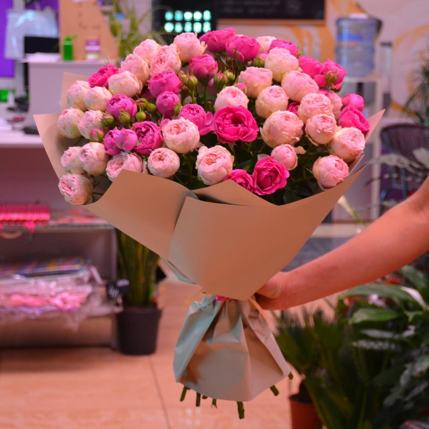 картинка Букет красивых белых и розовых пионовидных роз в класс от магазина daflor