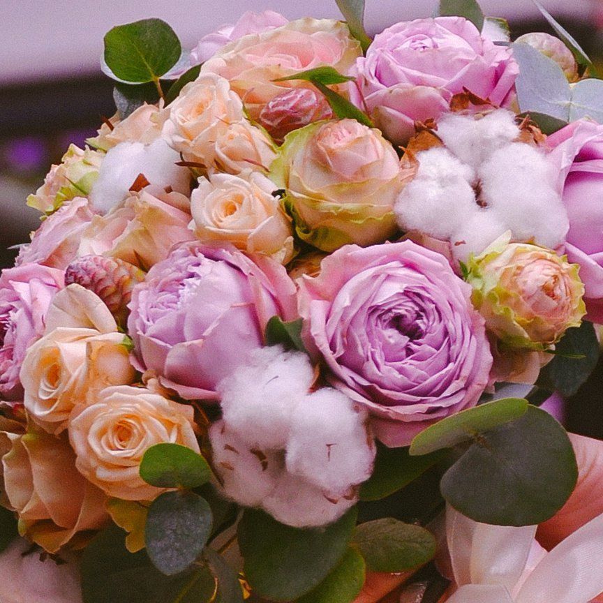 картинка Букет невесты из роз Мисти Баблз и кустовых роз с эвкалиптом от магазина daflor