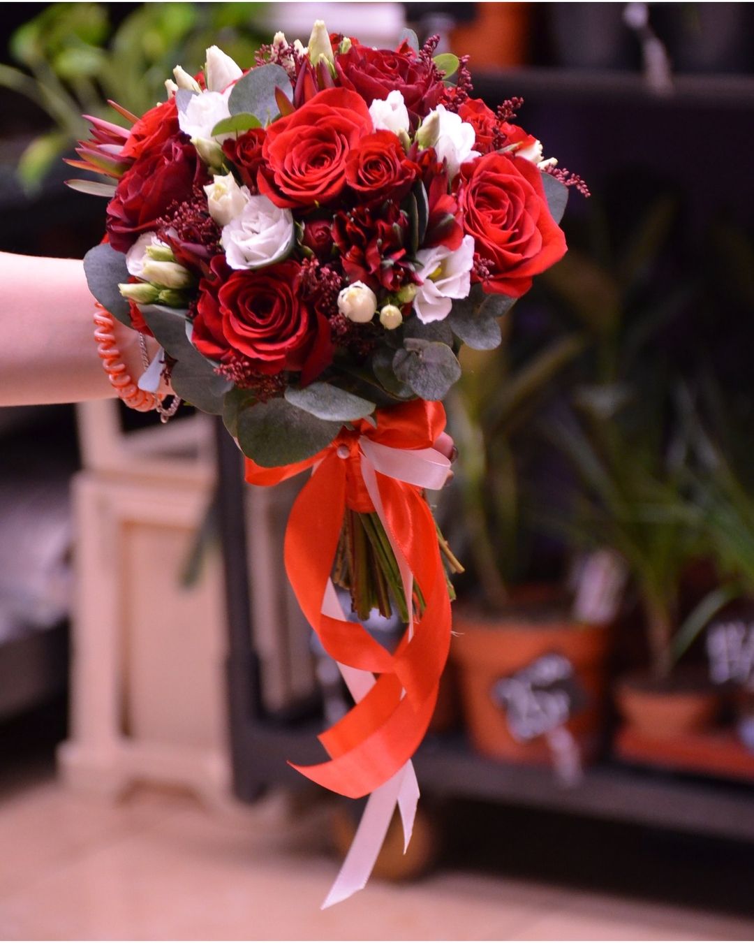 картинка Букет невесты из красных цветов с зеленью от магазина daflor