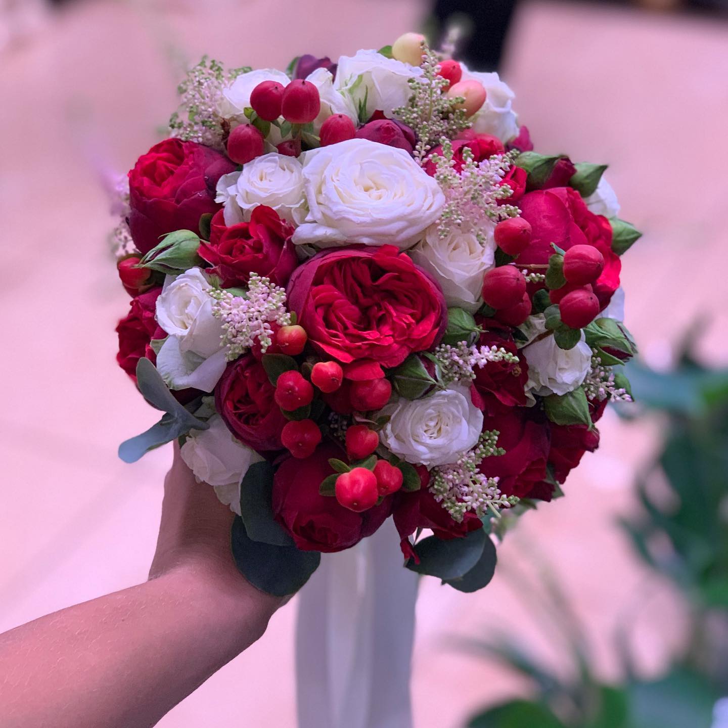 картинка Букет невесты из пионовидных роз, астильбо, гиперикума от магазина daflor