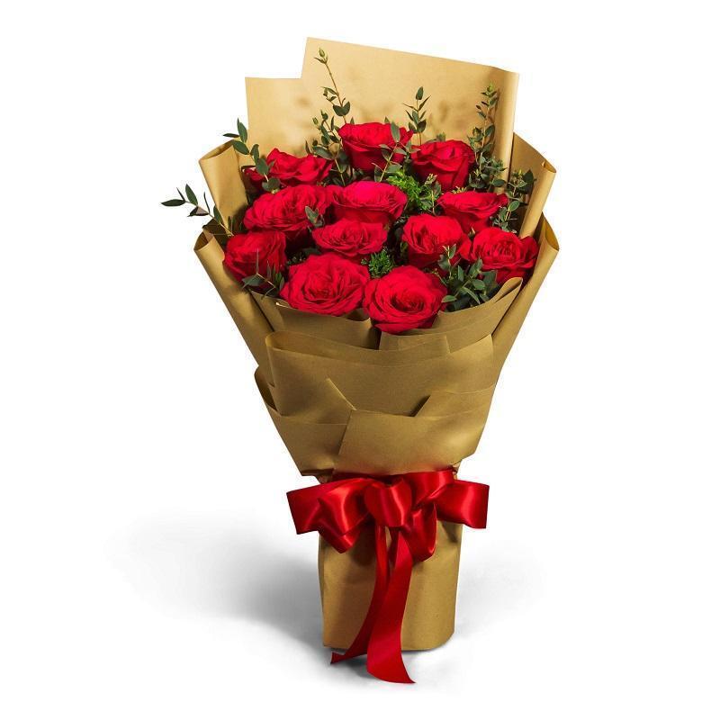 картинка Букет красных роз с эвкалиптом в крафт бумаге от магазина daflor