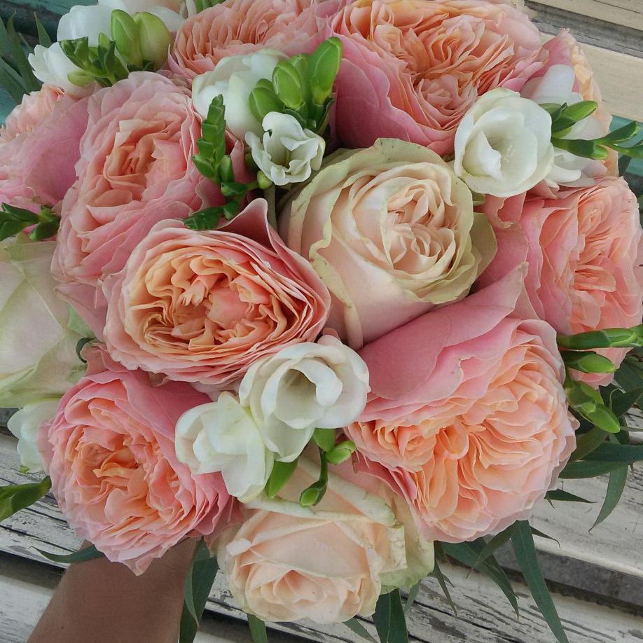 картинка Свадебный букет из роз Вувузела и Гарден спирит от магазина daflor