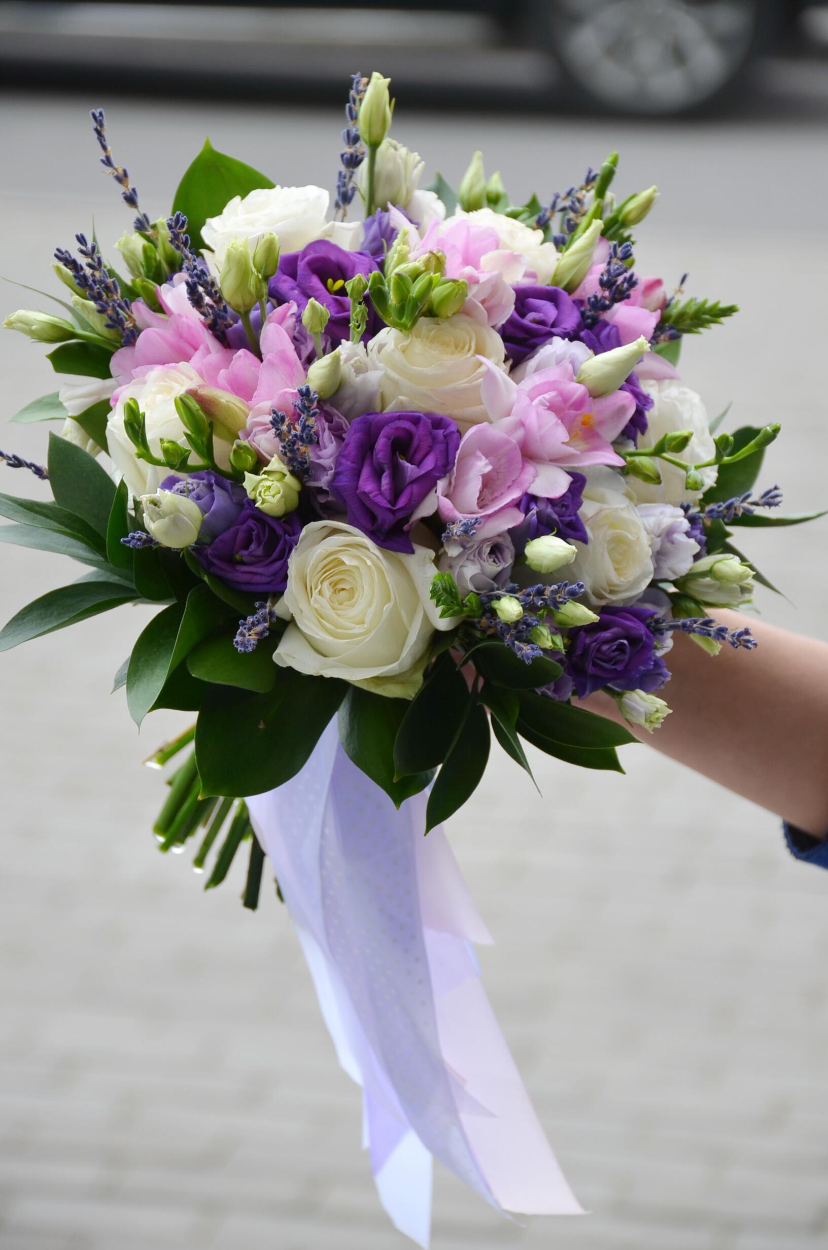 картинка Букет невесты из роз, эустомы и фрезии от магазина daflor