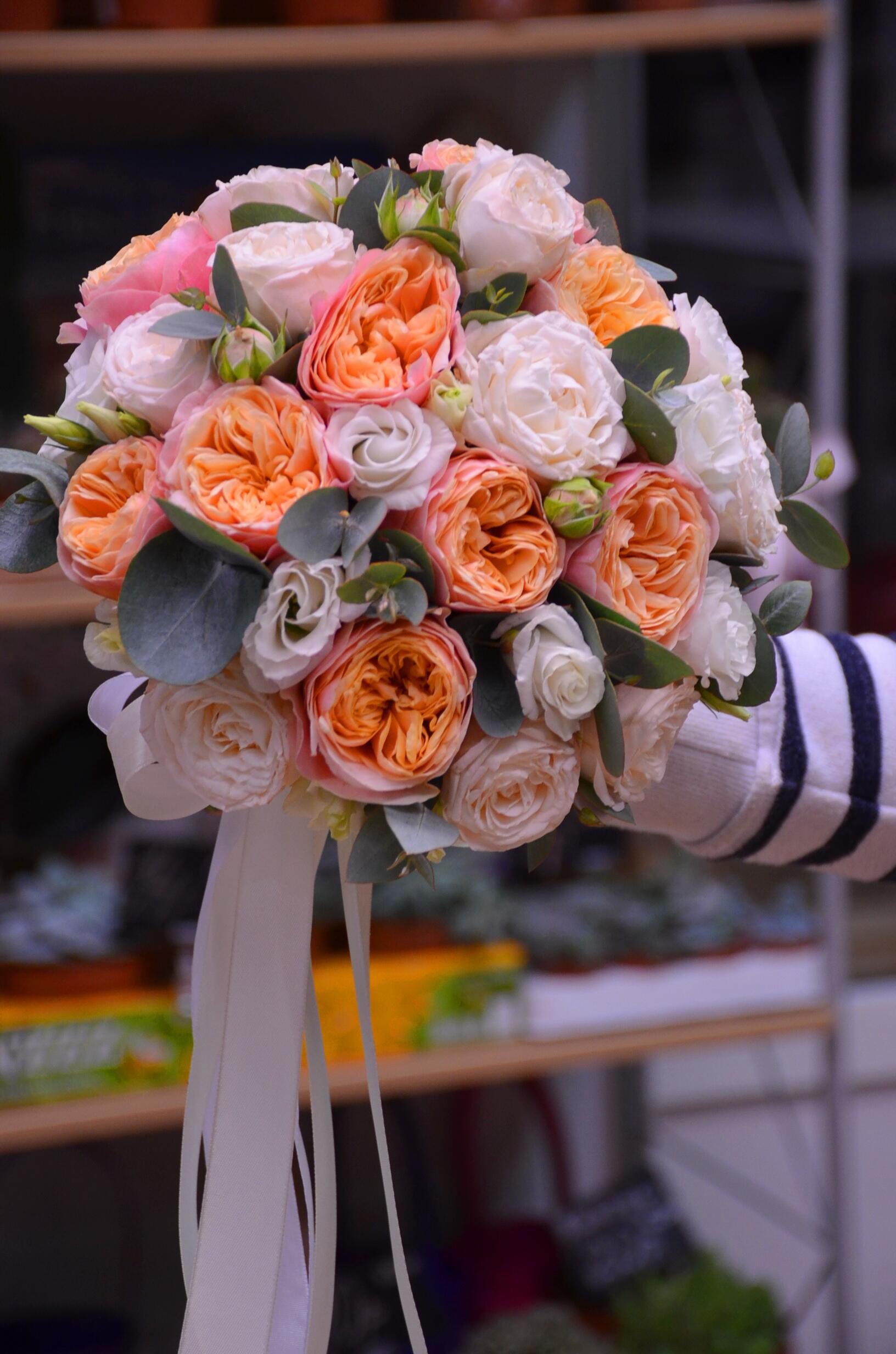 картинка Букет невесты из пионовидной розы Вувузела с белой кустовой розой от магазина daflor