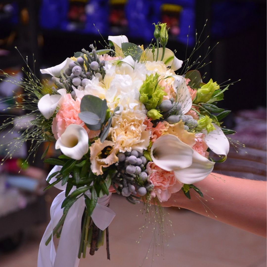 картинка Букет невесты из белой каллы, гвоздики и брунии от магазина daflor