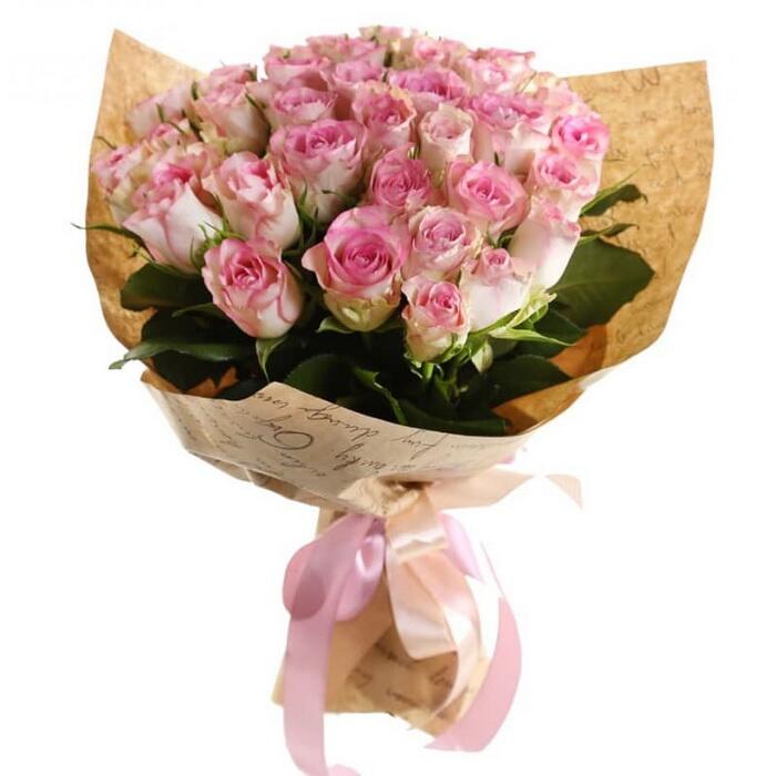 картинка Букет из нежных розовых роз в крафт бумаге от магазина daflor