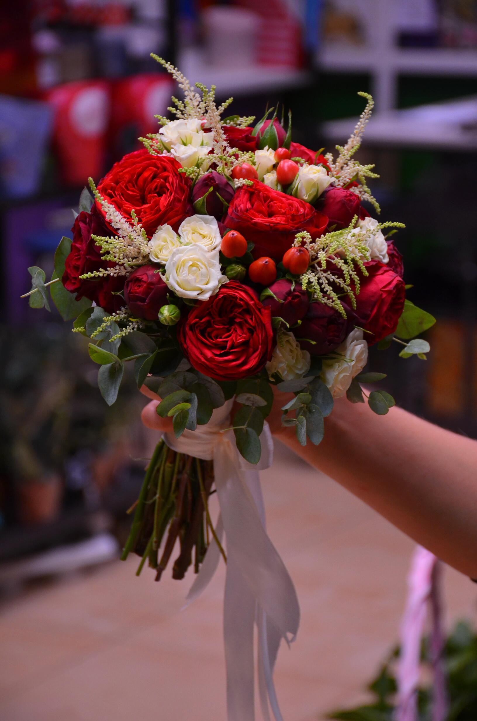картинка Букет невесты из пионовидной красной розы, астильбы и эвкалипта от магазина daflor