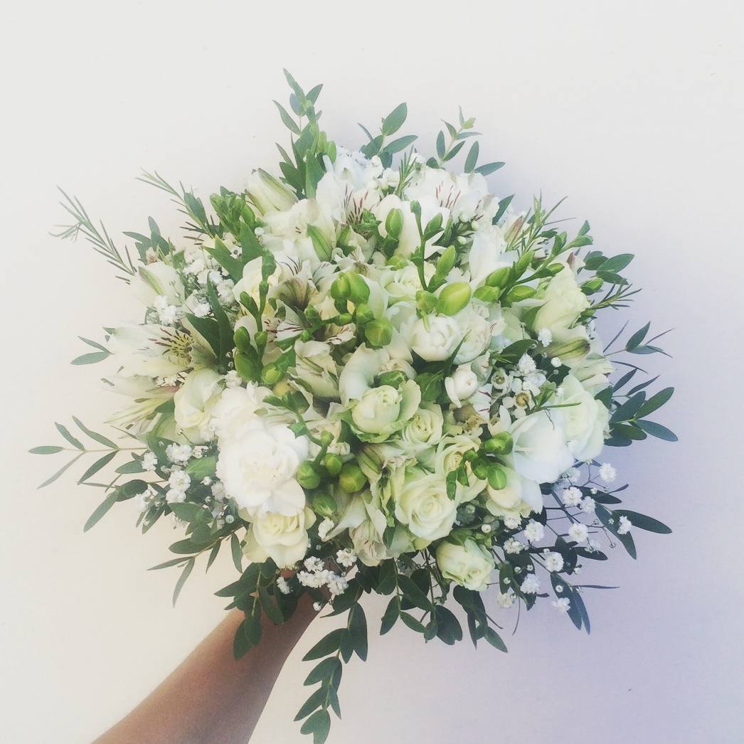 картинка Свадебный букет из белых цветов от магазина daflor
