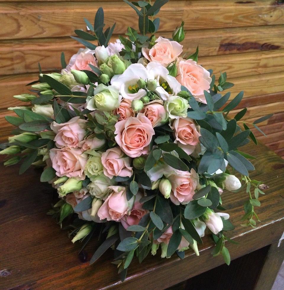 картинка Свадебный букет из кремовых роз, эустомы и эвкалипта от магазина daflor