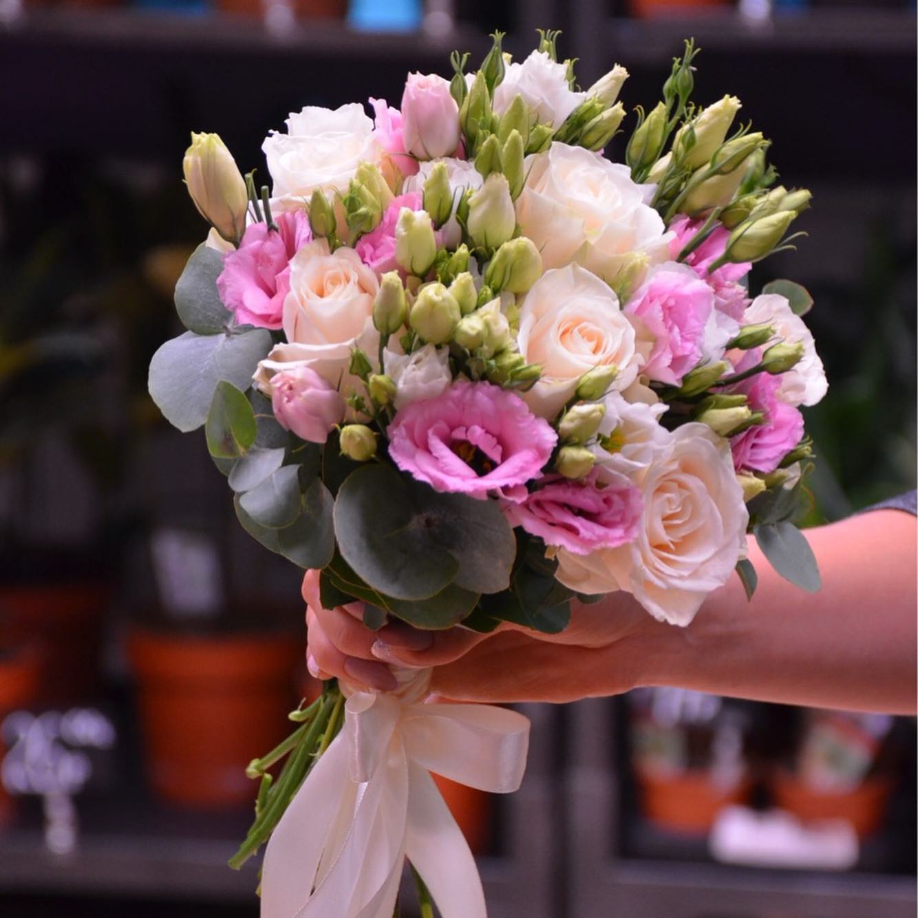 картинка Свадебный букет из эустом и роз от магазина daflor