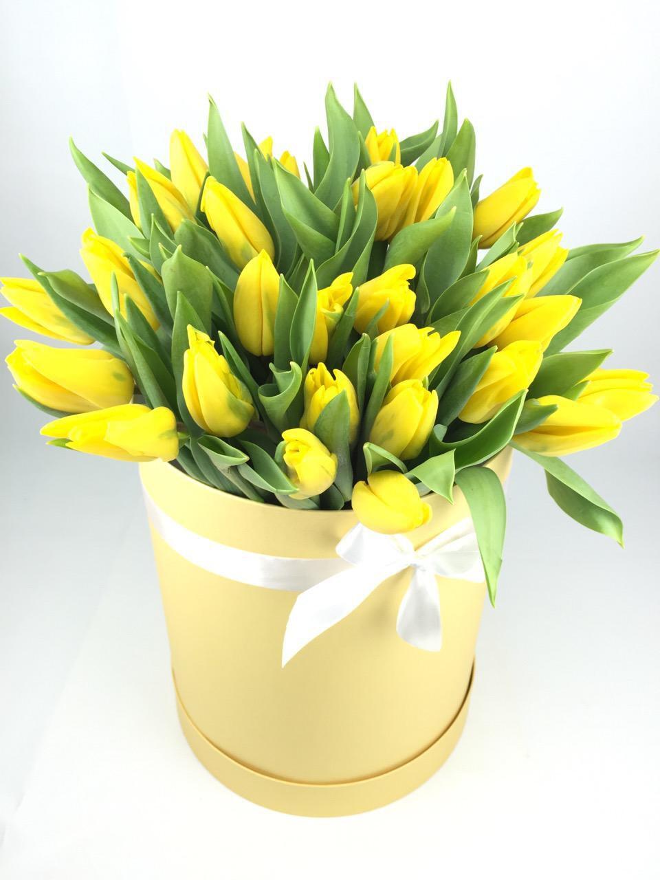 картинка Желтые тюльпаны в коробке от магазина daflor