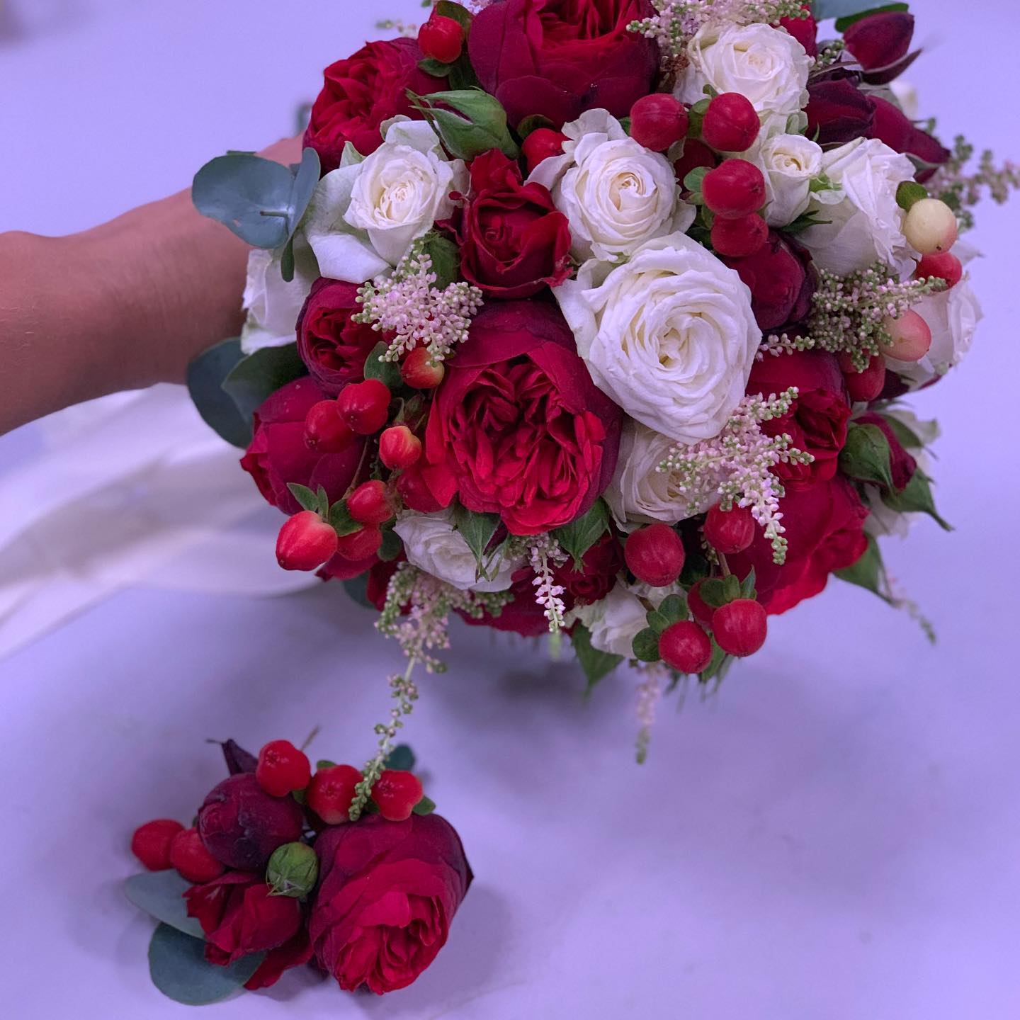 картинка Букет невесты из пионовидных роз, астильбо, гиперикума от магазина daflor