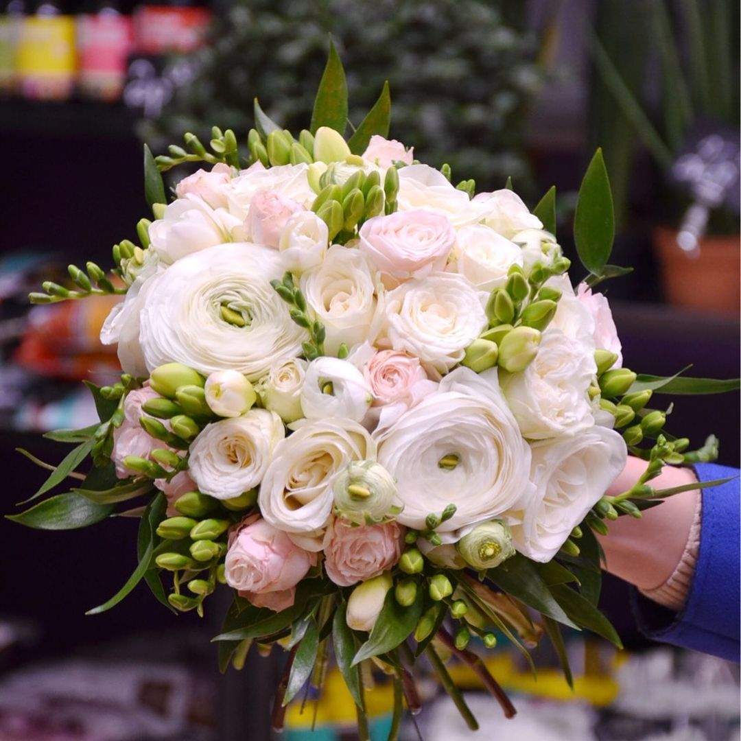 картинка Букет невесты с белыми ранункулюсами, пионовидной кустовой розой и фрезией от магазина daflor