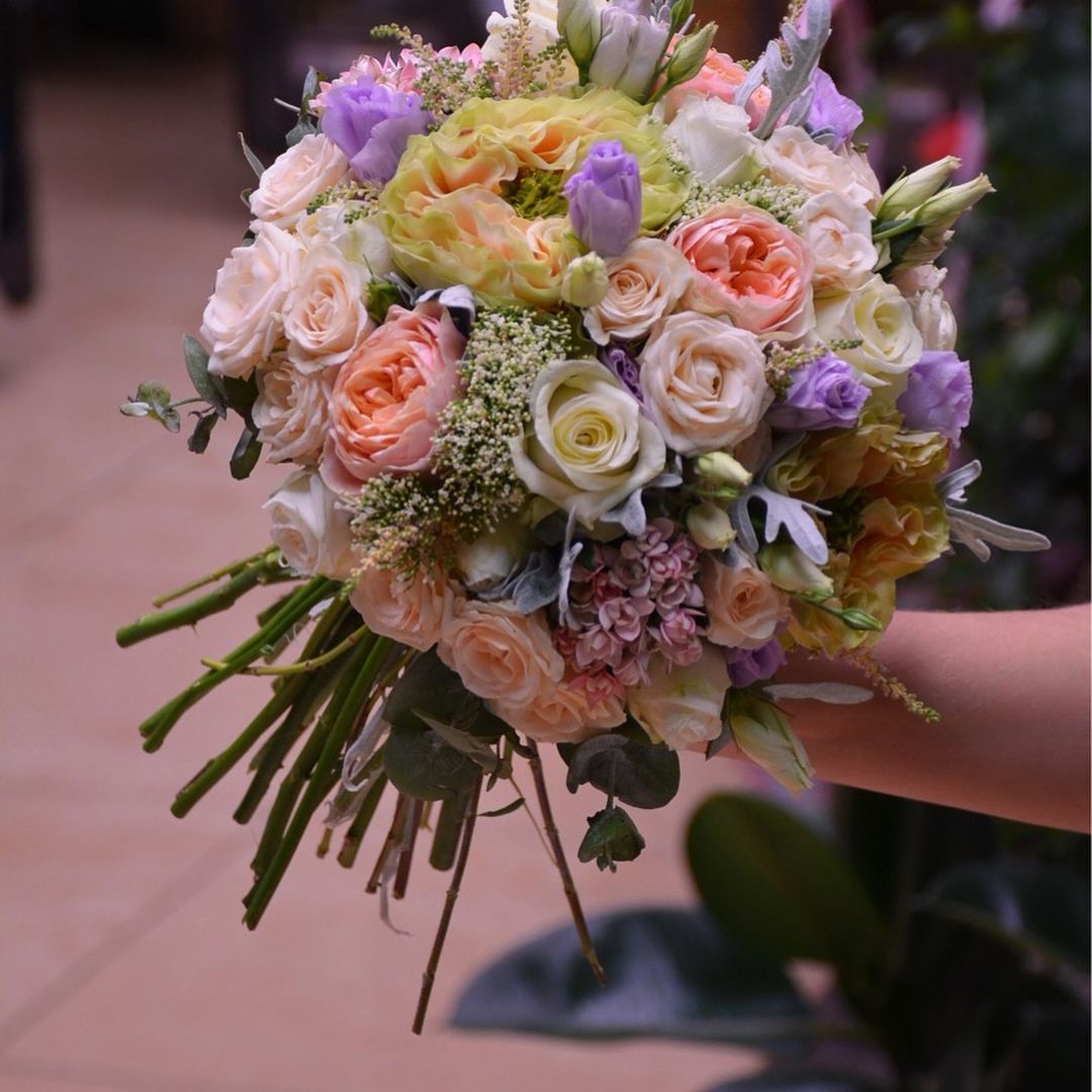 картинка Букет невесты из пионовидных роз с лавандовой эустомой и трахелиумом от магазина daflor