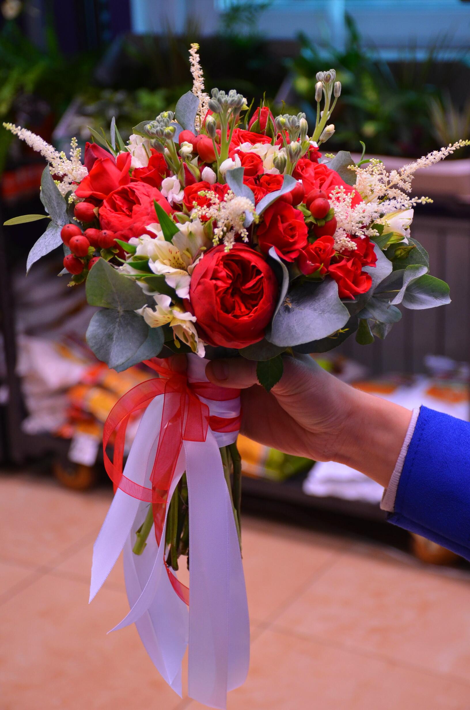 картинка Букет невесты из пионовидной розы Ред пиано, кустовой розы и гиперикума от магазина daflor