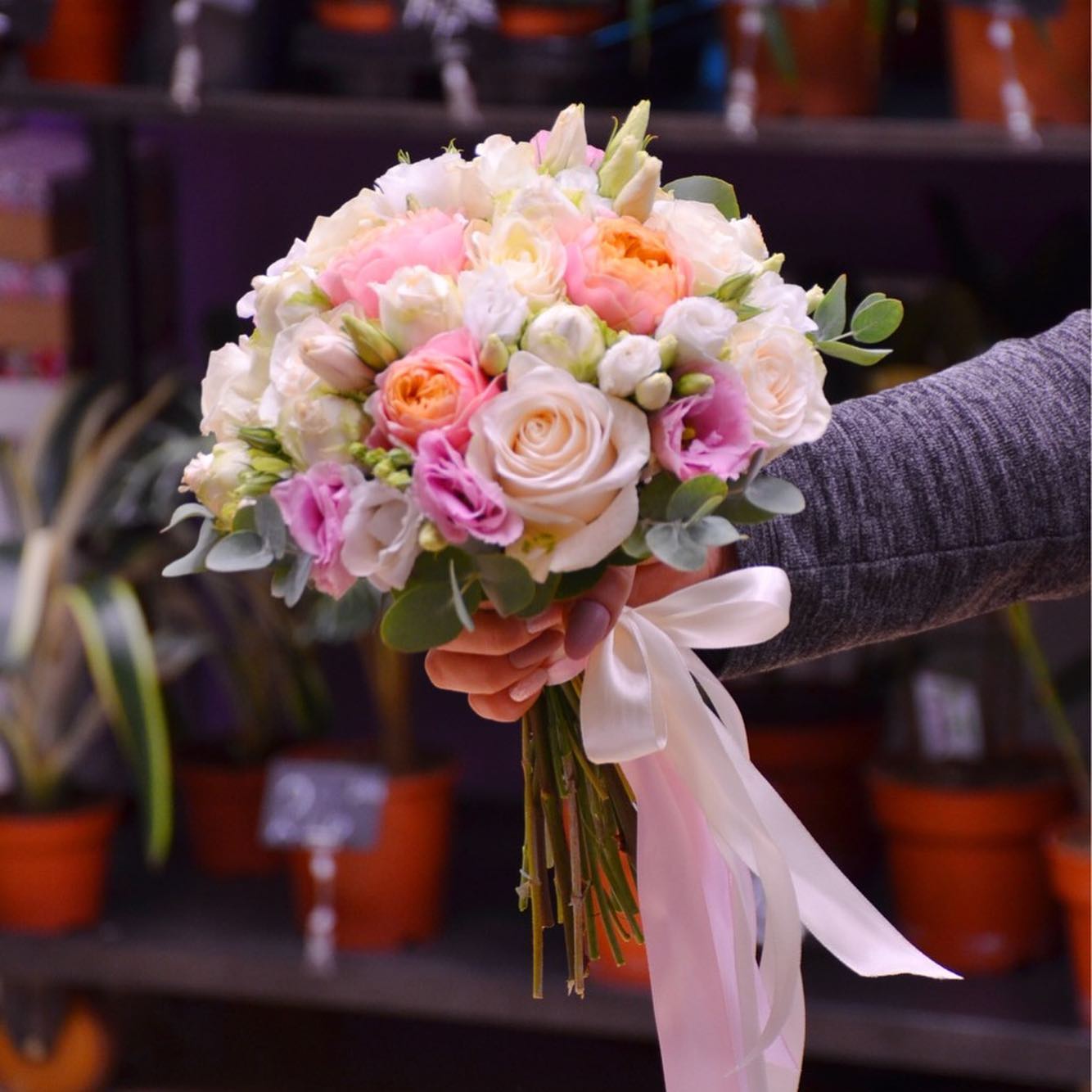 картинка Свадебный букет из роз Виндела и Вувузела, эустом и эвкалипта от магазина daflor