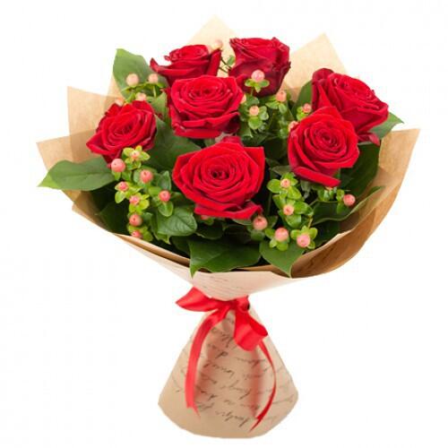 картинка 7 красных роз с гиперикумом и зеленью от магазина daflor