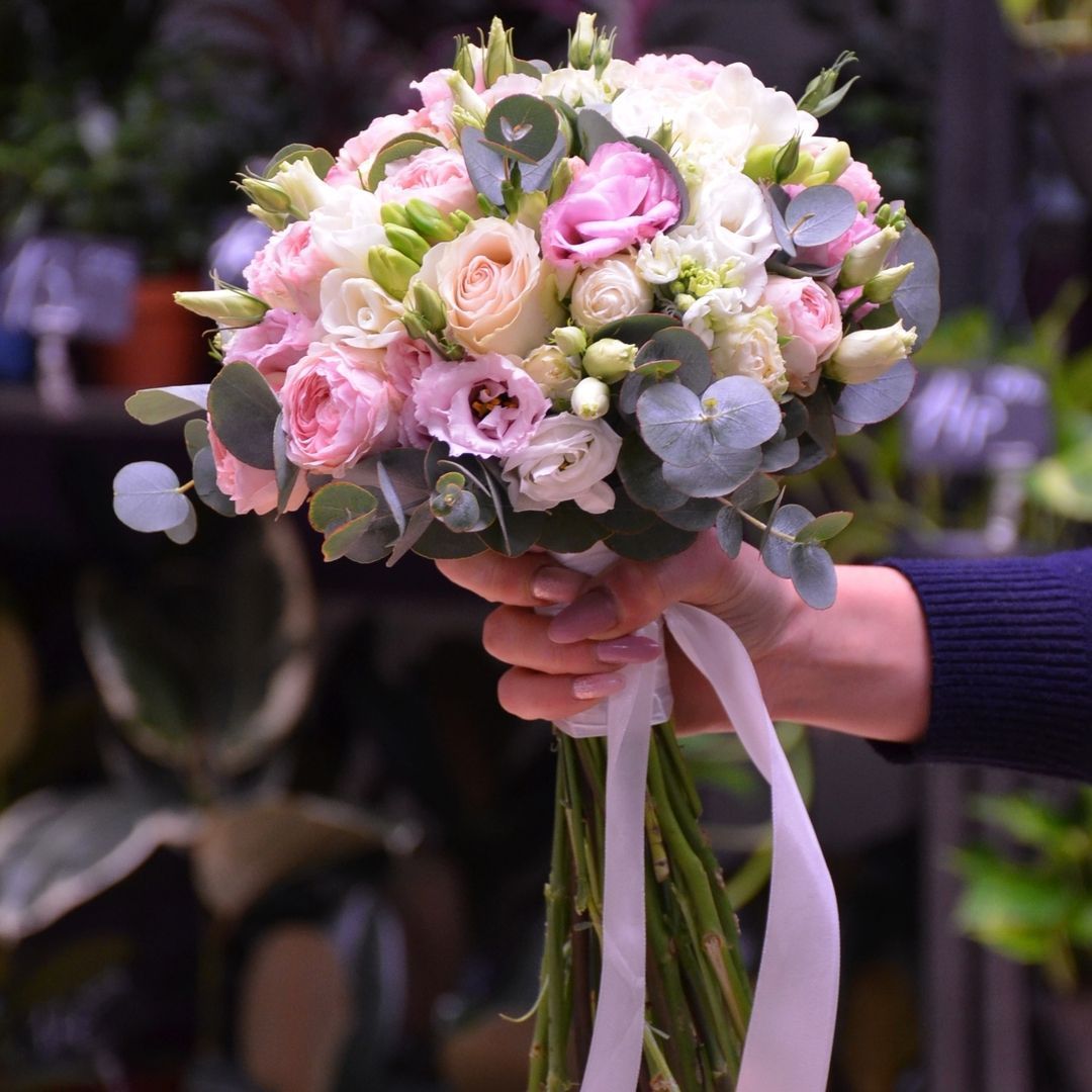 картинка Свадебный букет роз и эустом с эвкалиптом от магазина daflor