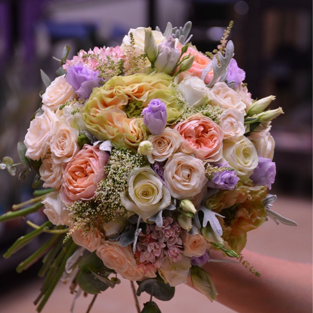 картинка Букет невесты из пионовидных роз с лавандовой эустомой и трахелиумом от магазина daflor