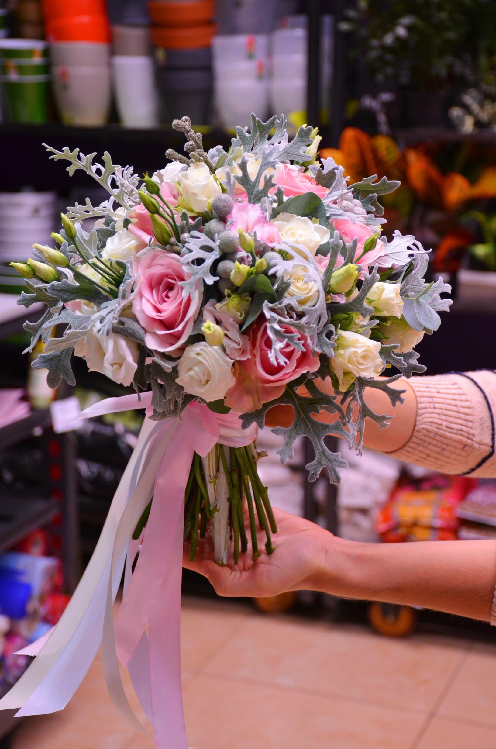 картинка Букет невесты из розовой розы, белой эустомы и цинерарии от магазина daflor