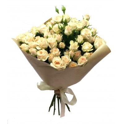 картинка Букет из кремовых кустовых роз в крафт бумаге от магазина daflor