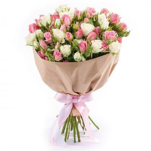 картинка Букет из розовых и белых кустовых роз в крафт бумаге от магазина daflor