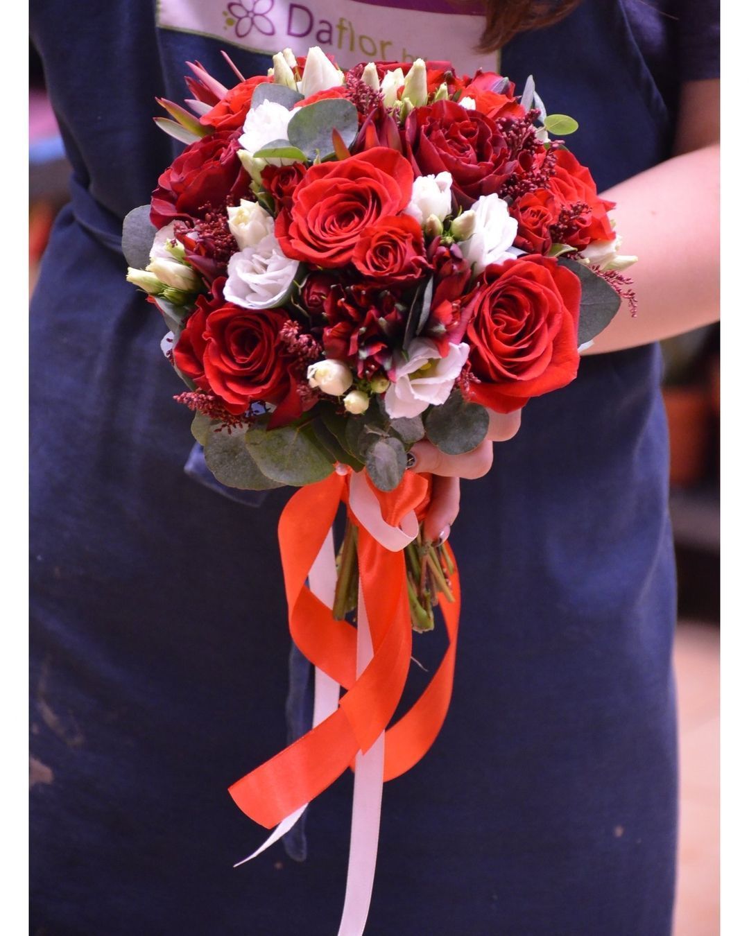 картинка Букет невесты из красных цветов с зеленью от магазина daflor