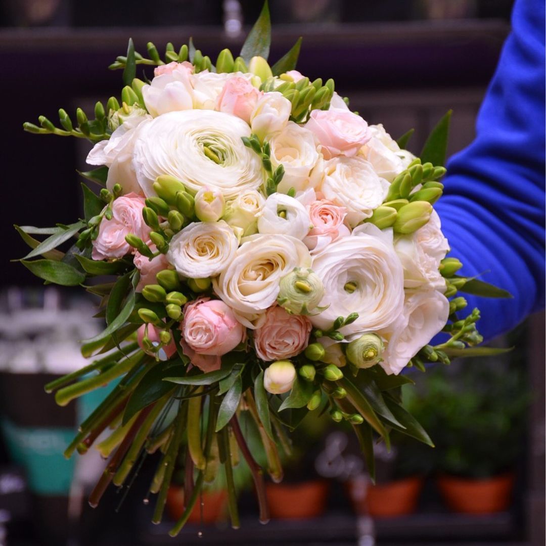 картинка Букет невесты с белыми ранункулюсами, пионовидной кустовой розой и фрезией от магазина daflor