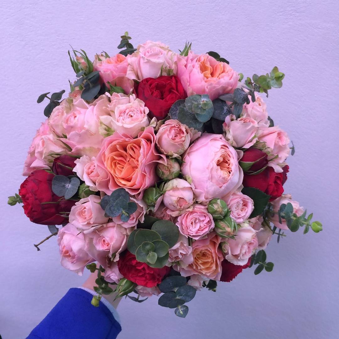 картинка Свадебный букет из кустовых пионовидных роз от магазина daflor