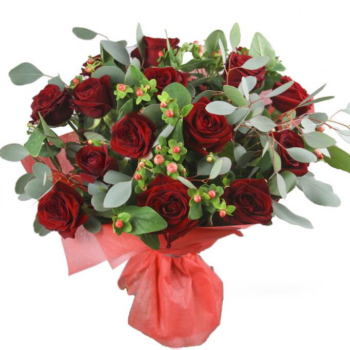 картинка Красные розы с гиперикумом и эвкалиптом от магазина daflor