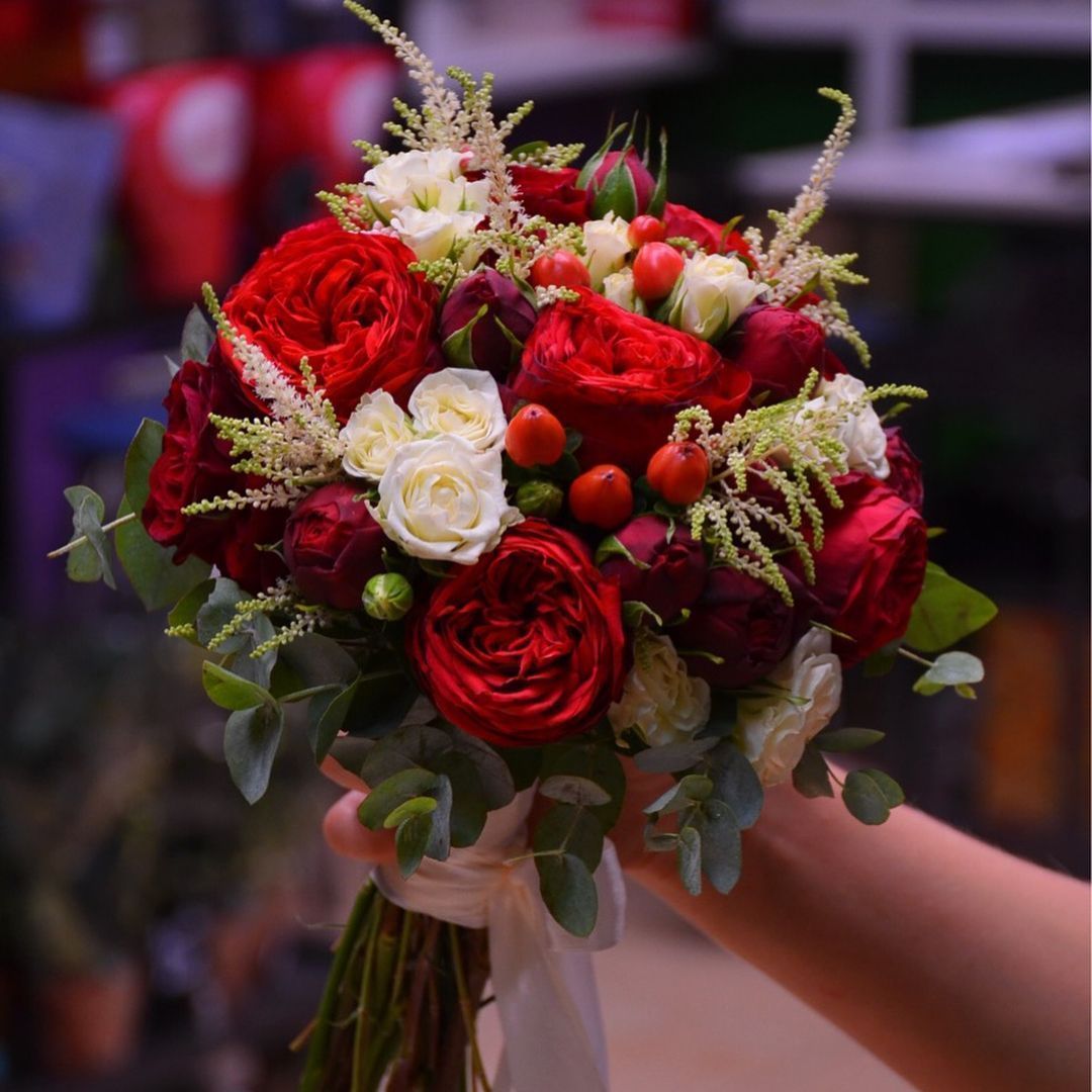 картинка Букет невесты из пионовидной красной розы, астильбы и эвкалипта от магазина daflor