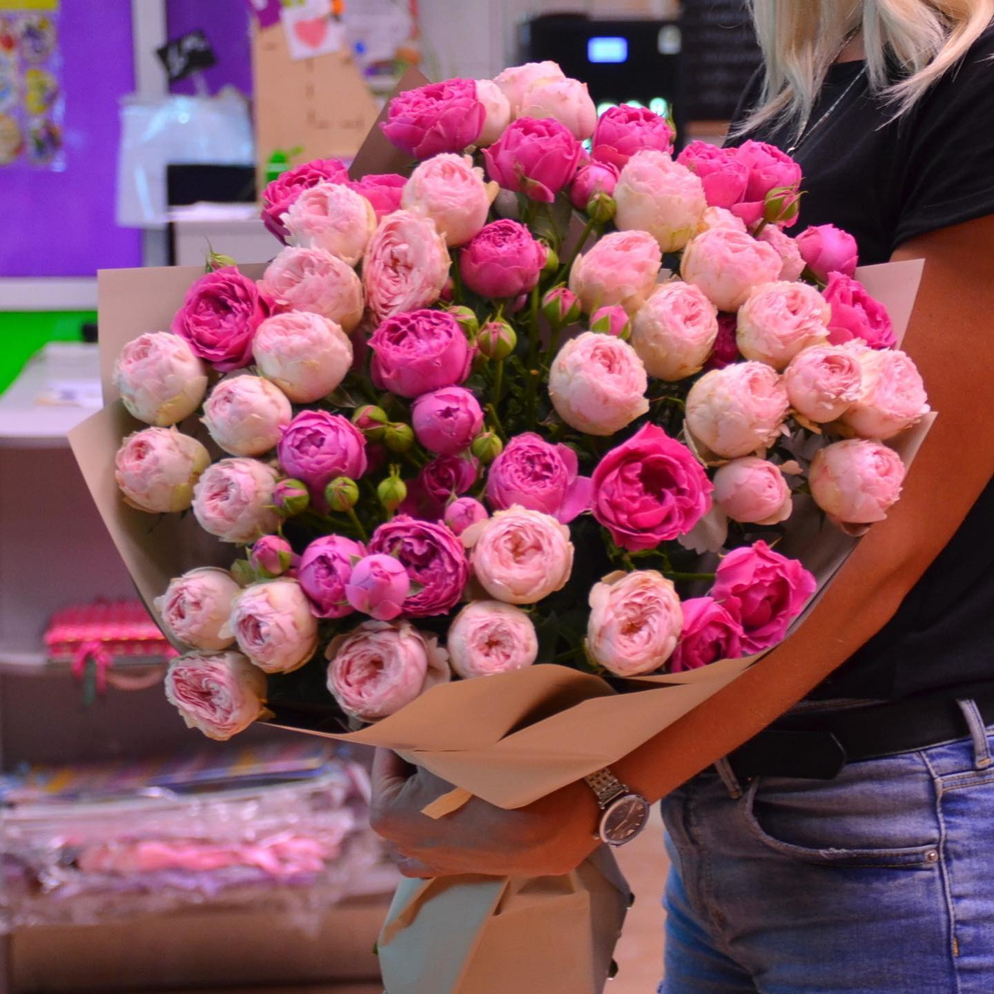 картинка Букет красивых белых и розовых пионовидных роз в класс от магазина daflor