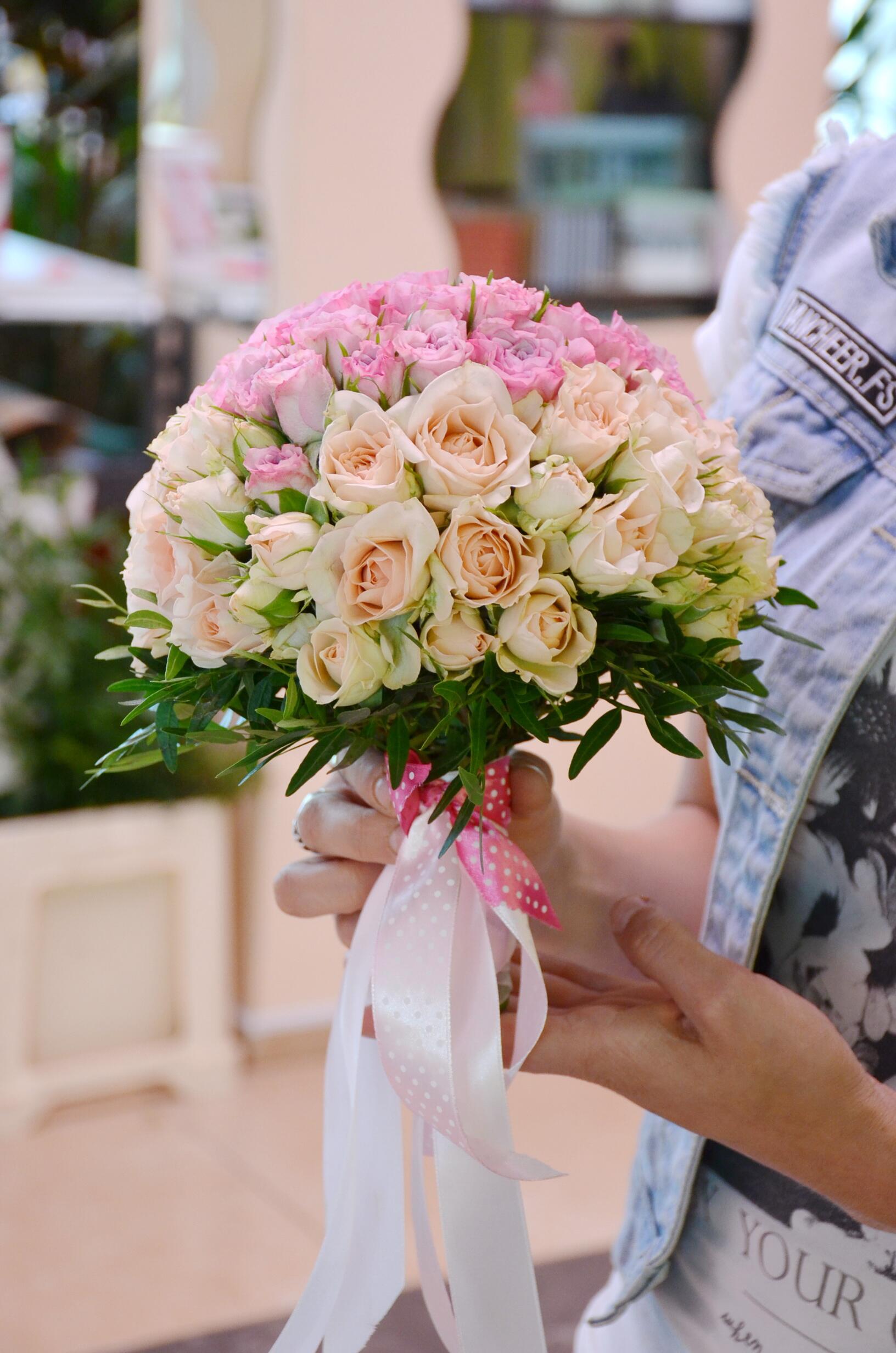 картинка Букет невесты из кустовых роз с зеленью от магазина daflor