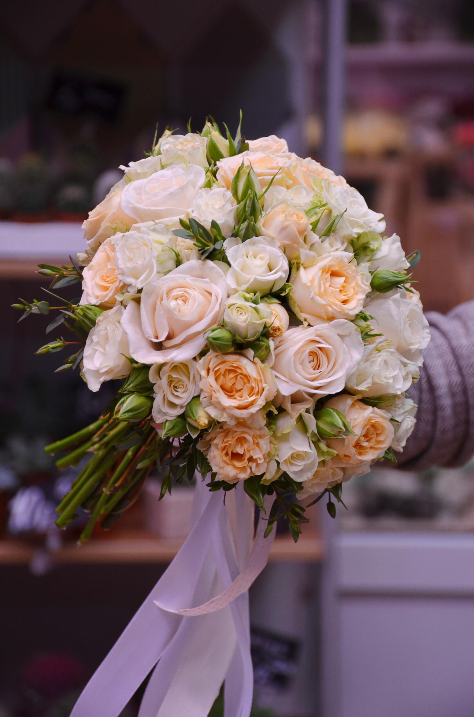 картинка Букет невесты из кремовых роз с эвкалиптом от магазина daflor