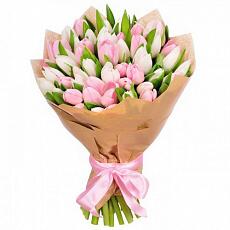 Букет тюльпанов "Белые и розовые в крафт бумаге"